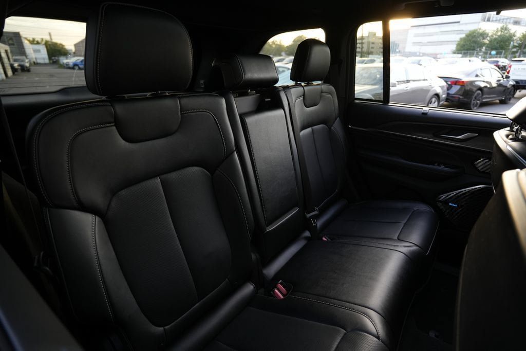 Used 2023 Jeep Grand Cherokee Overland w/ Advanced Protech Group III AWD/4WD image 30