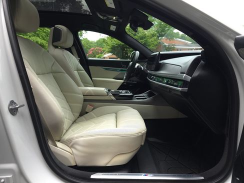 Used 2023 BMW 760i xDrive w/ Parking Assistance Package AWD/4WD image 31