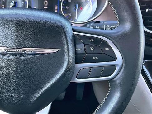 Used 2022 Chrysler Voyager LX image 14