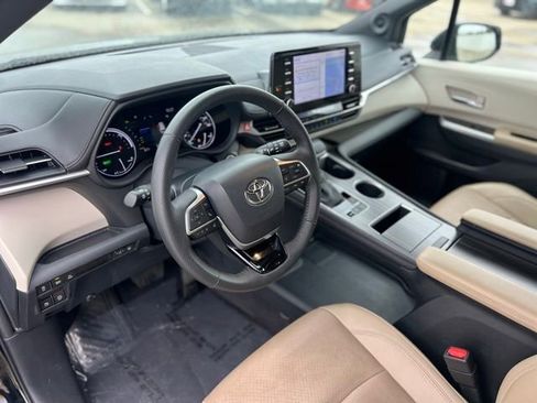 Used 2023 Toyota Sienna Limited image 12