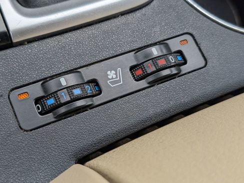 Used 2014 Toyota Highlander Limited FWD image 28