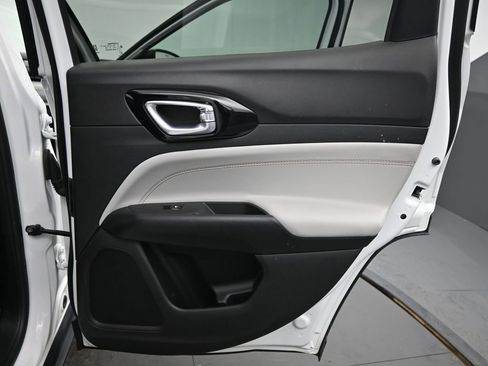 Used 2025 Jeep Compass Limited image 16