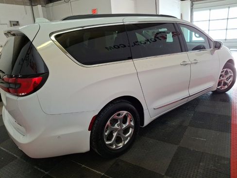 Used 2022 Chrysler Pacifica Limited image 9