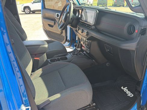 Used 2024 Jeep Wrangler Unlimited Rubicon AWD/4WD image 18