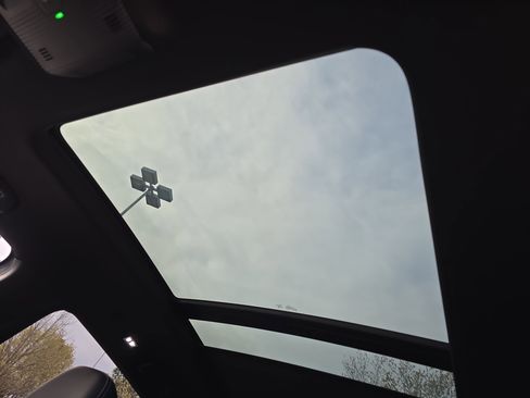 Used 2024 Volkswagen Atlas Cross Sport SE w/ Panoramic Sunroof Package image 31