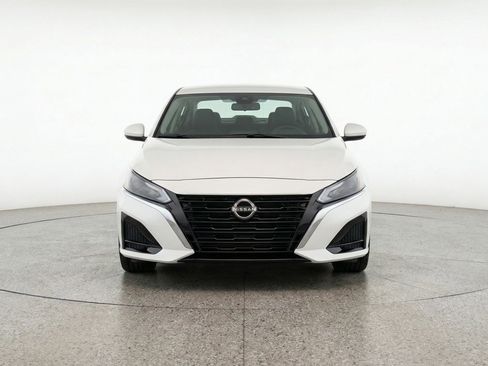 Used 2025 Nissan Altima 2.5 SV image 2
