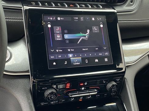 Used 2023 Jeep Grand Cherokee Altitude image 17