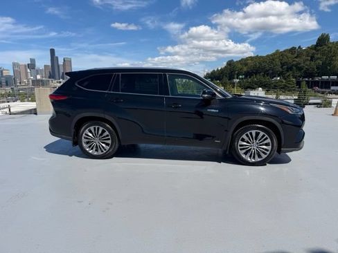 Used 2021 Toyota Highlander Platinum AWD/4WD image 2