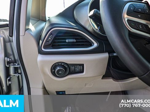 Used 2024 Chrysler Pacifica Touring-L FWD image 29