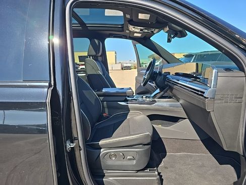 Used 2026 Cadillac Escalade ESV Sport AWD/4WD image 18