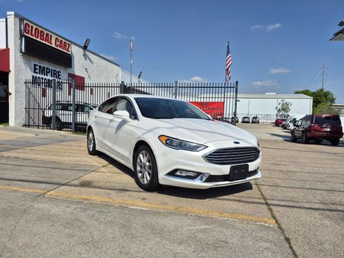 Used 2017 Ford Fusion SE w/ Fusion SE Technology Package image 4