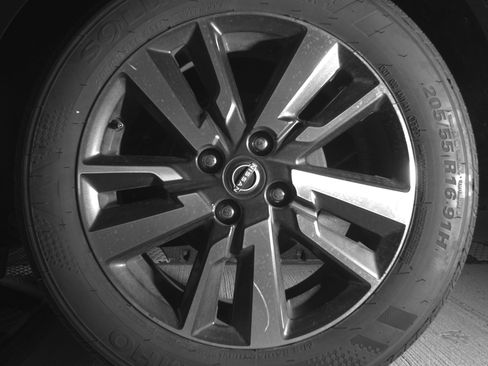 Used 2025 Nissan Versa SV image 14