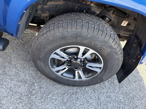 Used 2016 Toyota Tacoma TRD Sport w/ Towing Package AWD/4WD image 12
