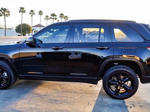 Used 2025 Jeep Grand Cherokee Limited w/ Luxury Tech Group II image 13