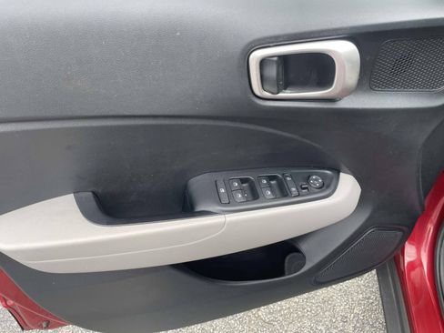 Used 2024 Hyundai Venue SEL FWD image 13