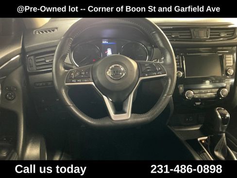 Used 2018 Nissan Rogue SV w/ Premium Package AWD/4WD image 16