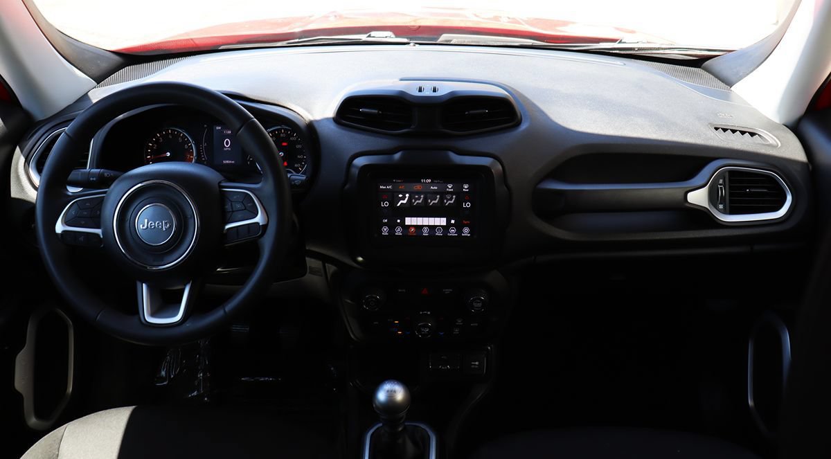 Used 2018 Jeep Renegade Latitude FWD image 32