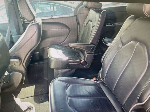Used 2025 Chrysler Pacifica Limited FWD image 19