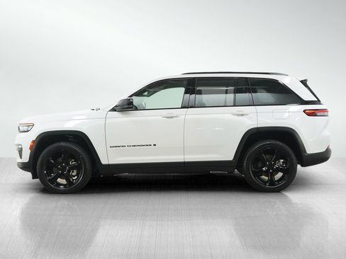 Used 2023 Jeep Grand Cherokee Limited w/ Luxury Tech Group II image 2