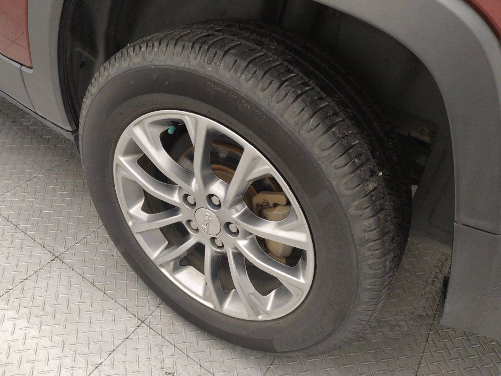 Used 2019 Jeep Cherokee Latitude Plus FWD image 31
