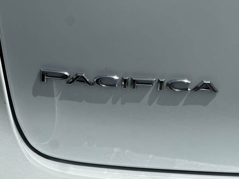 Used 2023 Chrysler Pacifica Touring-L FWD image 31