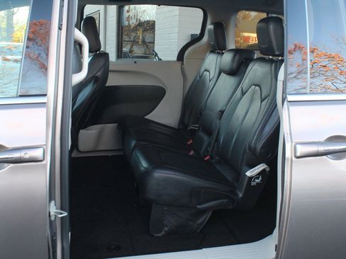 Used 2018 Chrysler Pacifica Touring-L image 27