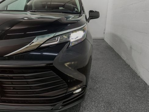 Used 2025 Toyota Sienna XLE AWD/4WD image 5
