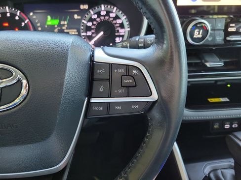 Certified 2023 Toyota Highlander XLE image 26