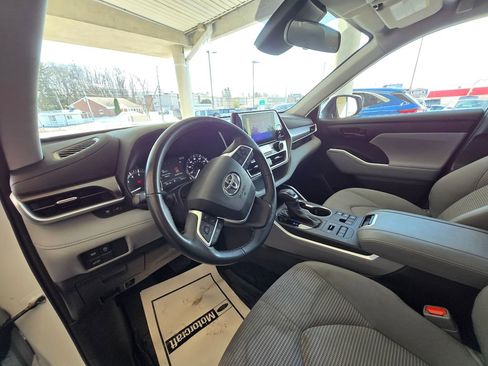 Used 2023 Toyota Highlander LE image 12