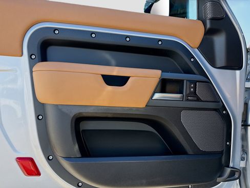 Used 2023 Land Rover Defender 90 X-Dynamic SE image 22