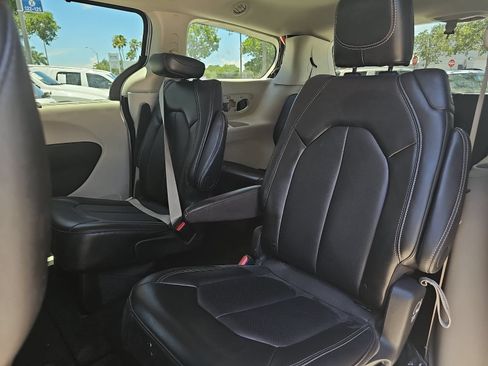 Used 2024 Chrysler Pacifica Touring-L FWD image 13