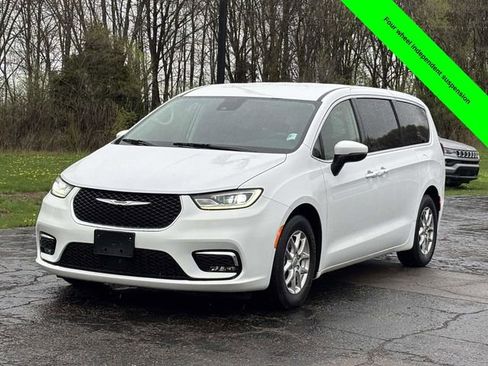 Used 2023 Chrysler Pacifica Touring-L image 32