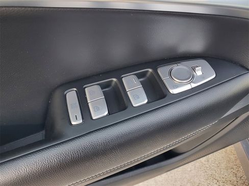 Used 2023 Genesis G70 2.0T image 19