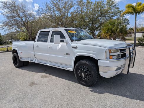 Used 2006 Chevrolet Silverado 3500 LT w/ Onstar Plus Package AWD/4WD image 2