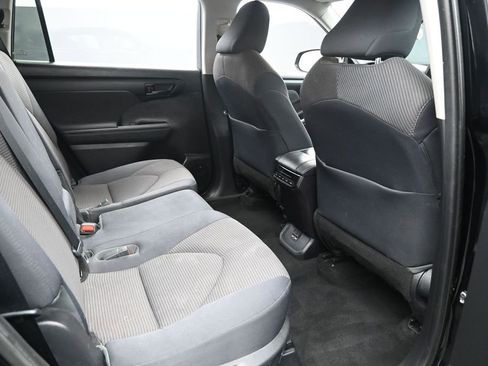 Used 2021 Toyota Highlander LE AWD/4WD image 29