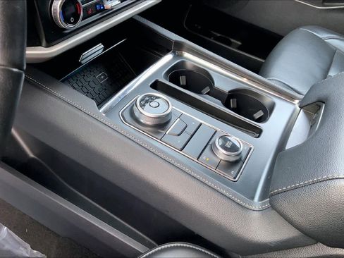 Used 2024 Ford Expedition XLT image 15