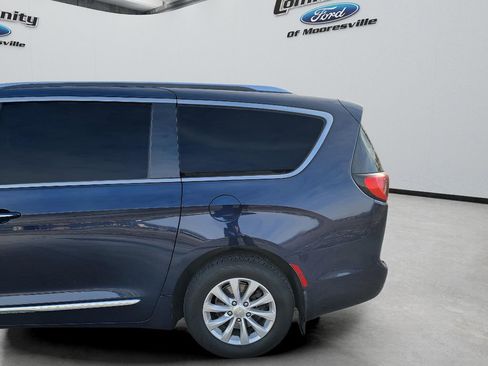 Used 2018 Chrysler Pacifica Touring-L image 6
