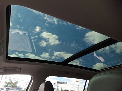 Certified 2022 Volkswagen Tiguan SE w/ Panoramic Sunroof Package image 17