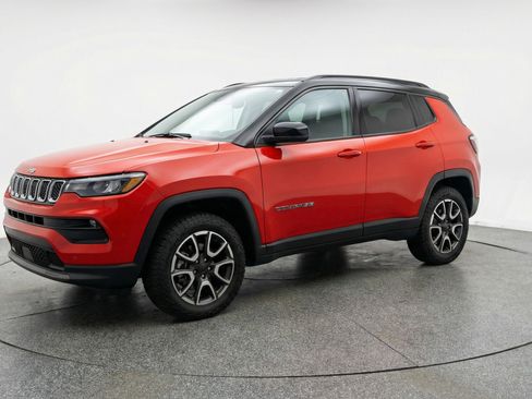 Used 2025 Jeep Compass Trailhawk AWD/4WD image 3