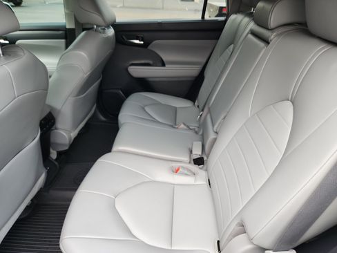 Used 2022 Toyota Highlander XLE AWD/4WD image 17