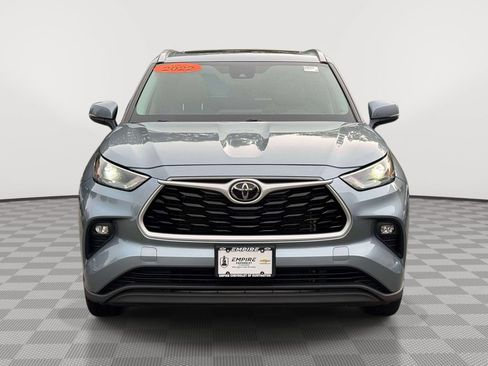 Used 2022 Toyota Highlander XLE AWD/4WD image 2