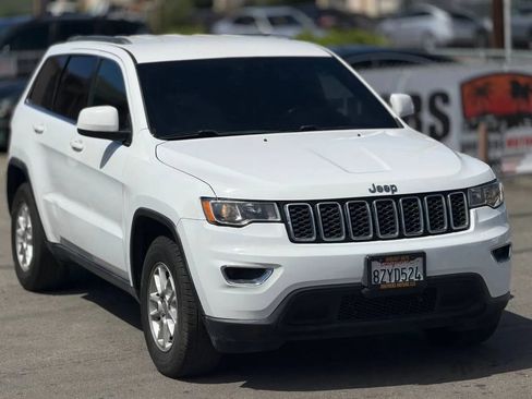 Used 2019 Jeep Grand Cherokee Laredo image 2