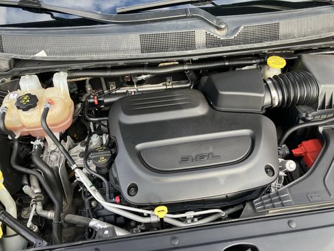 Used 2022 Chrysler Pacifica Touring-L image 25