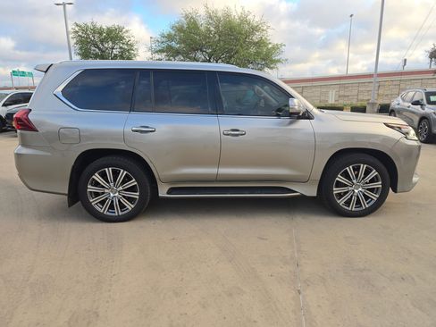 Used 2016 Lexus LX 570 4WD w/ Luxury Package image 2