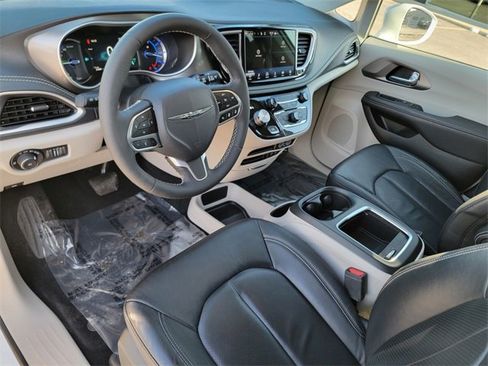 Certified 2022 Chrysler Pacifica Touring-L image 19