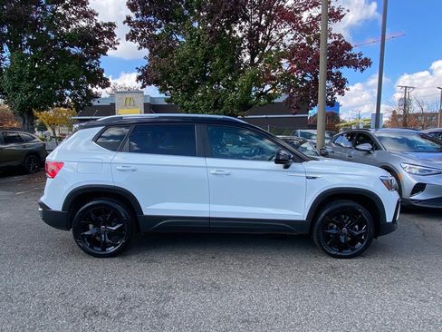 Certified 2023 Volkswagen Taos SE w/ Panoramic Sunroof Package image 2