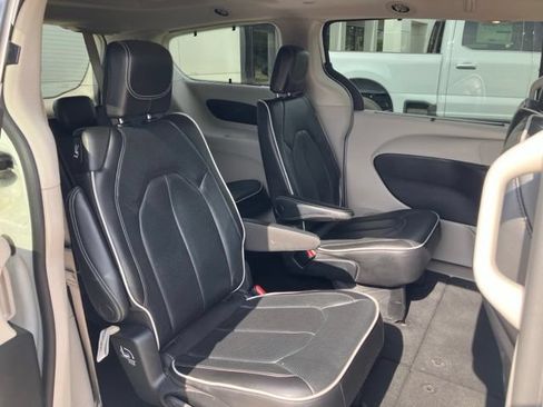 Used 2023 Chrysler Pacifica Limited FWD image 17