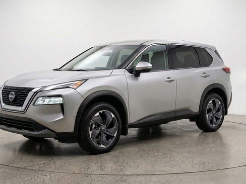 Used 2025 Nissan Rogue SV image 3