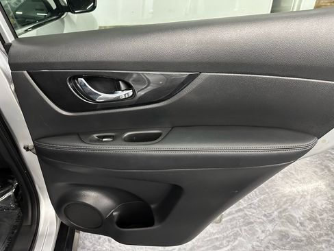 Used 2018 Nissan Rogue SV image 12