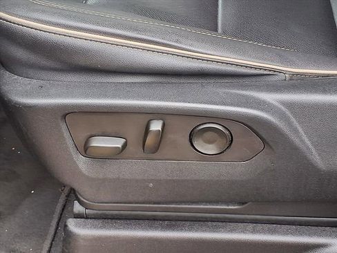 Used 2022 GMC Yukon SLT w/ SLT Premium Package image 4